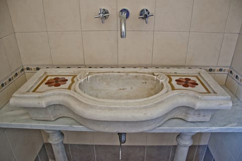 Panoramic Cottage, Hill View (Calendula) | Bathroom sink