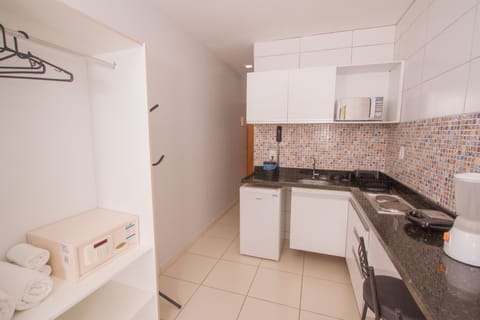 Apartamento Standard Duplo | Private kitchen | Fridge, microwave, stovetop, cookware/dishes/utensils