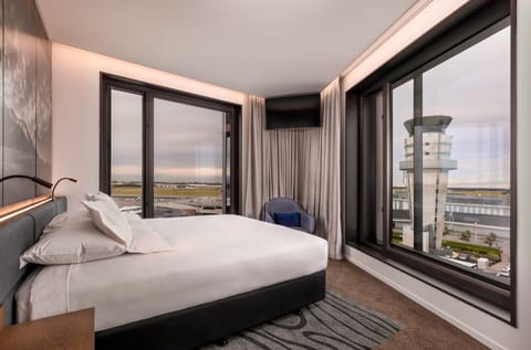 Suite, 1 King Bed | Minibar, in-room safe, blackout drapes, soundproofing