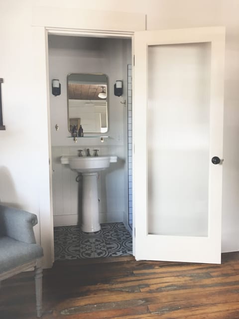 Comfort Single Room, 1 Queen Bed, Accessible, Ground Floor | Bathroom | Shower, free toiletries, towels