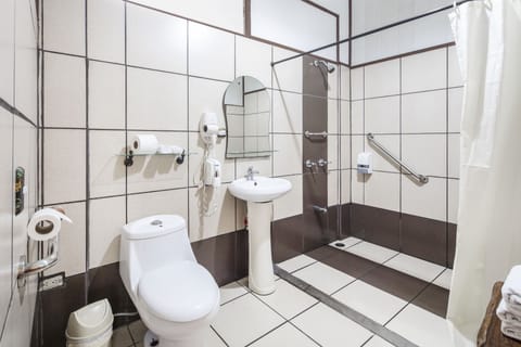 Junior Room | Accessible bathroom