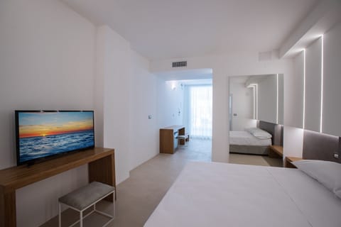 Standard Double Room | Minibar, in-room safe, individually furnished, desk