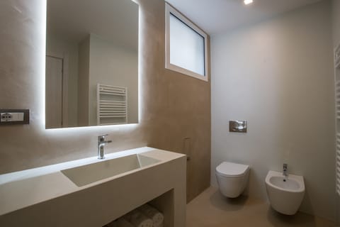 Standard Double Room | Bathroom | Shower, free toiletries, hair dryer, bidet