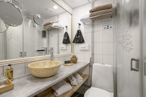 Superior Double Room, 1 Bedroom | Bathroom | Shower, free toiletries, hair dryer, bidet