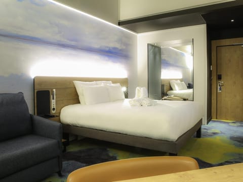 Executive Room, 1 Double Bed | In-room safe, desk, soundproofing, iron/ironing board