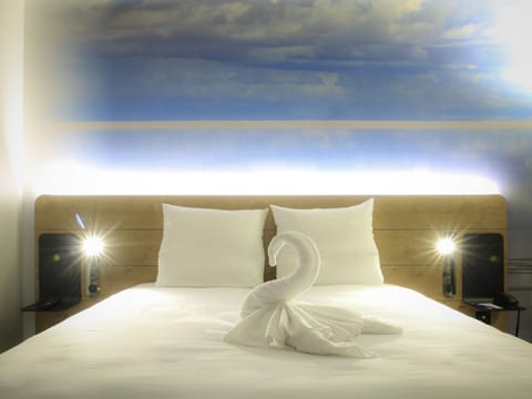 Classic Double Room, 1 Double Bed | In-room safe, desk, soundproofing, iron/ironing board