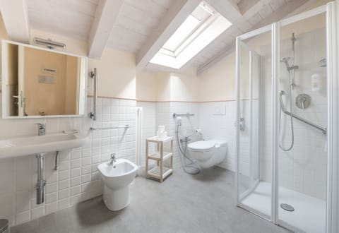 Single Room | Bathroom | Shower, free toiletries, hair dryer, bidet