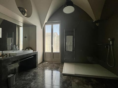 Panoramic Suite | Bathroom | Shower, rainfall showerhead, designer toiletries, hair dryer