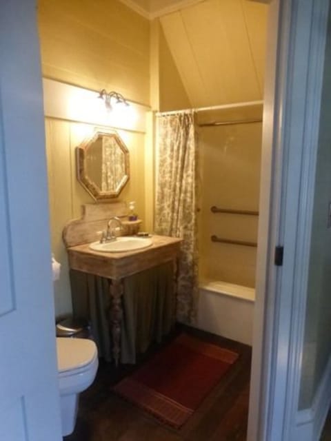 Wiley's Room: Museum like room on Farm once owned by Jack Daniel's brother | Bathroom | Free toiletries, hair dryer, towels