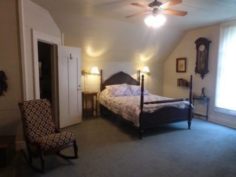 Lavender Room: Romantic room on lavender farm once owned by Jack Daniel's brother | Egyptian cotton sheets, premium bedding, memory foam beds