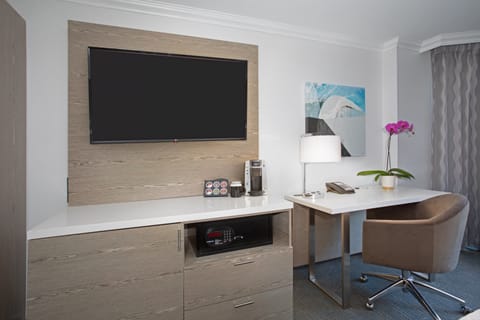 Premium bedding, in-room safe, desk, laptop workspace