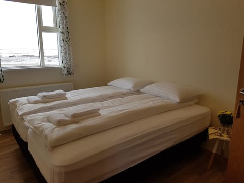 Twin Room, Shared Bathroom | Desk, free WiFi, bed sheets