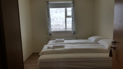 Twin Room, Shared Bathroom | Desk, free WiFi, bed sheets