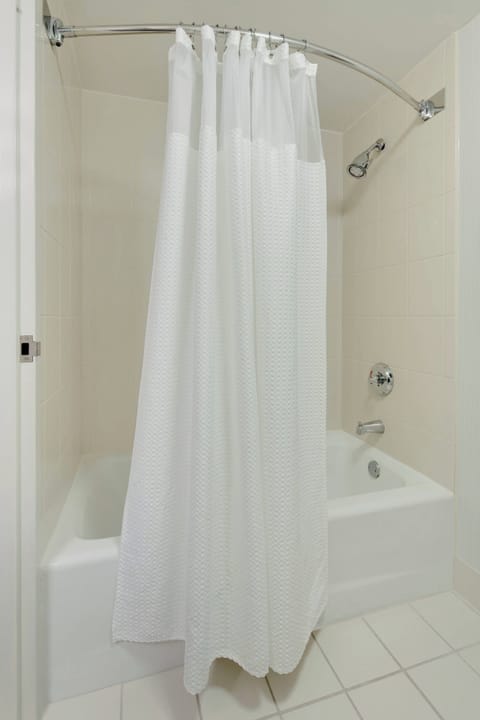 Combined shower/tub, free toiletries, hair dryer, towels