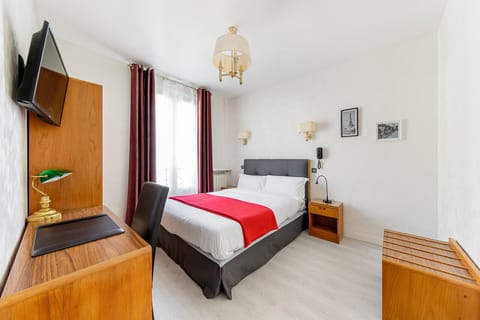 Standard Double Room | Desk, soundproofing, iron/ironing board, rollaway beds