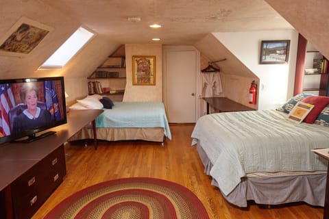 DaVinci Room (Second Floor) | Premium bedding, pillowtop beds, blackout drapes, iron/ironing board