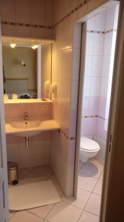 Deep soaking tub, free toiletries, hair dryer, towels