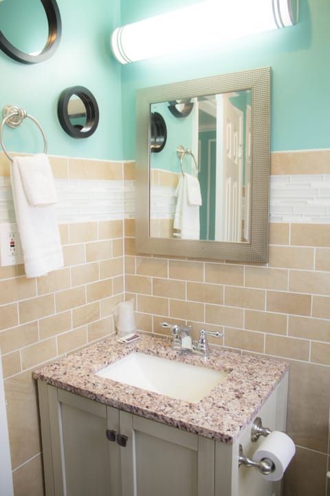 Tiffany Room | Bathroom | Combined shower/tub, hair dryer, towels