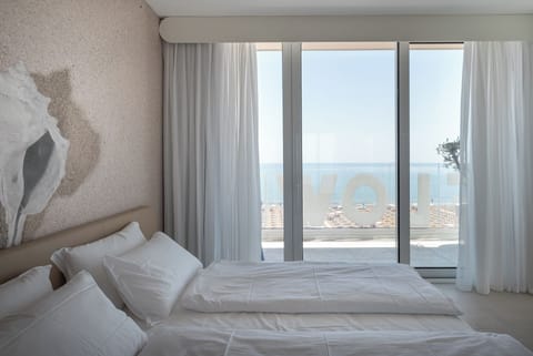 Double Room, Hot Tub, Sea View | Down comforters, minibar, in-room safe, desk