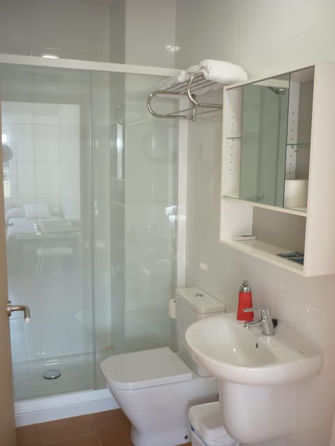 Twin Room, Private Bathroom | Bathroom | Shower, towels