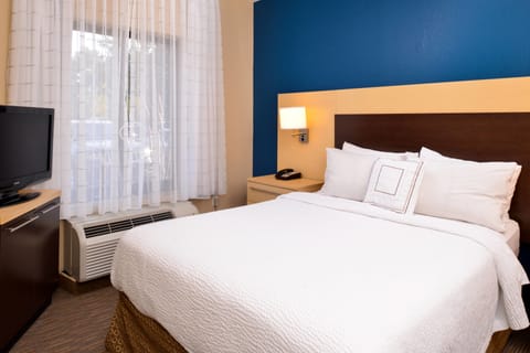 Suite, 1 Bedroom, Non Smoking (Mobility/Hearing Access, Transf Shwr) | Premium bedding, desk, laptop workspace, blackout drapes