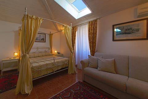 Superior Double Room, Sea View | Minibar, in-room safe, individually decorated, individually furnished