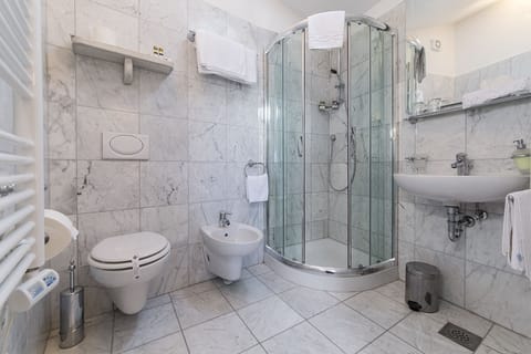 Superior Double Room, Sea View | Bathroom | Shower, free toiletries, hair dryer, towels
