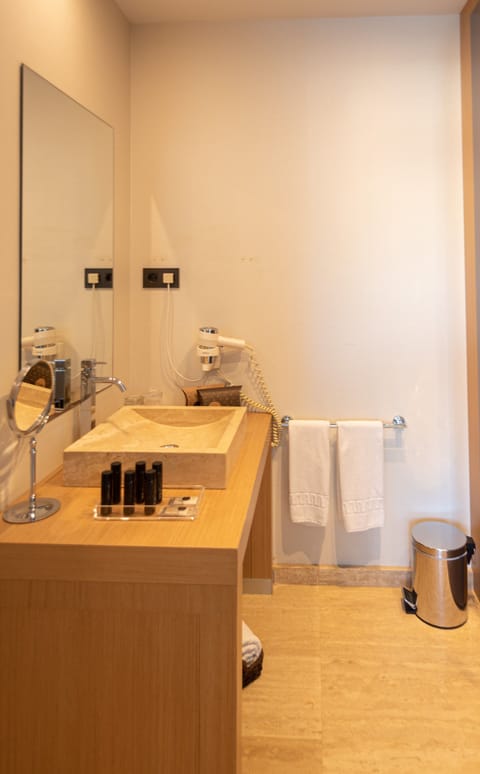 Double/Twin economic | Bathroom | Shower, free toiletries, hair dryer, bathrobes