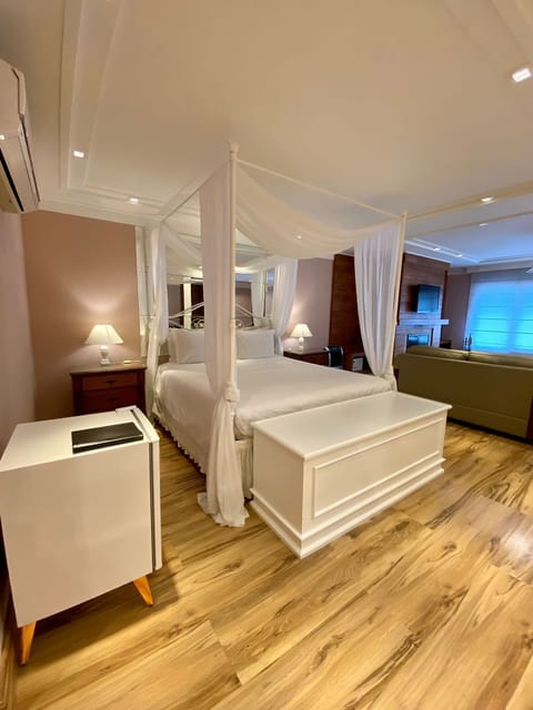 Romantic Studio Suite | Minibar, in-room safe, soundproofing, free WiFi