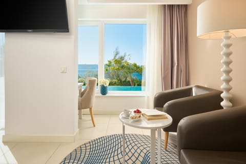 Junior Suite, Sea View (Swim-up) | Hypo-allergenic bedding, minibar, in-room safe, blackout drapes