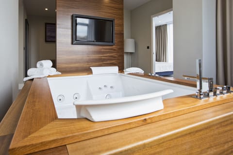 Premium Suite, Hot Tub, Sea View | Jetted tub