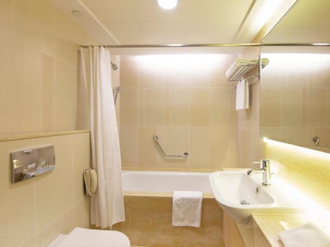 Harbour View King Suite | Bathroom | Combined shower/tub, hair dryer, towels