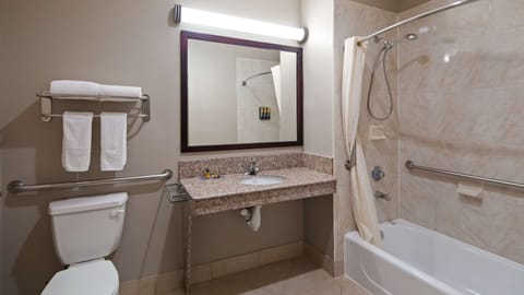 Combined shower/tub, free toiletries, hair dryer, towels