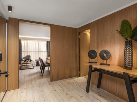 Premium bedding, minibar, in-room safe, desk