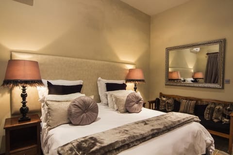 Deluxe Suite | In-room safe, soundproofing, free WiFi, bed sheets