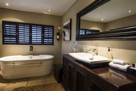 Standard Suite | Bathroom | Free toiletries, slippers, towels