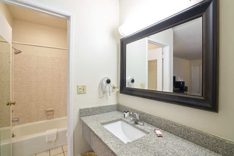 Standard Room, 1 Queen Bed | Bathroom | Hair dryer, bathrobes, slippers, towels