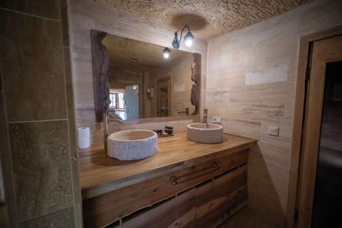 Urgup Suite | Bathroom | Shower, hair dryer, bathrobes, slippers