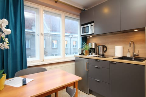 Apartment, 1 Bedroom, Kitchen | Private kitchen | Fridge, microwave, stovetop, dishwasher