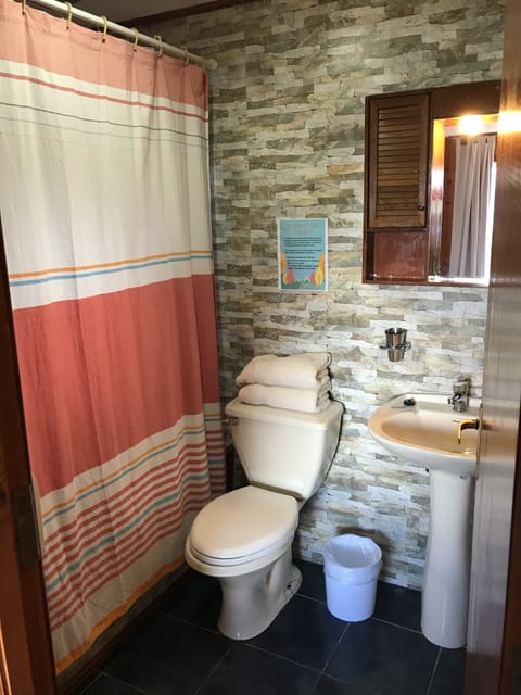 Superior Cabin, Garden View | Bathroom | Deep soaking tub, rainfall showerhead, hair dryer, towels