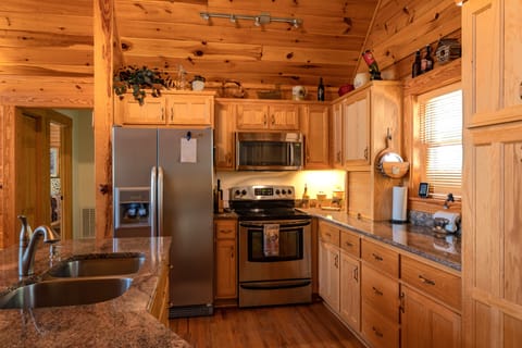 Quiet Haven Mountain Top Cabin, 3 bedrooms | Private kitchen | Toaster, dining tables