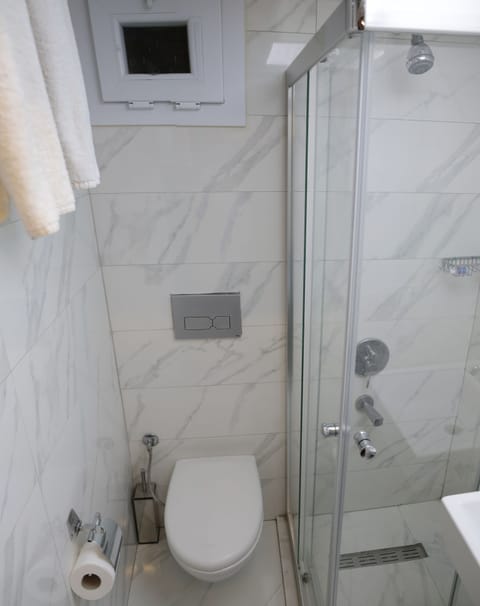 Basic Twin Room | Bathroom | Shower, free toiletries, hair dryer, slippers