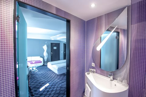 Junior Suite Atrium | Bathroom | Free toiletries, hair dryer, heated floors, towels