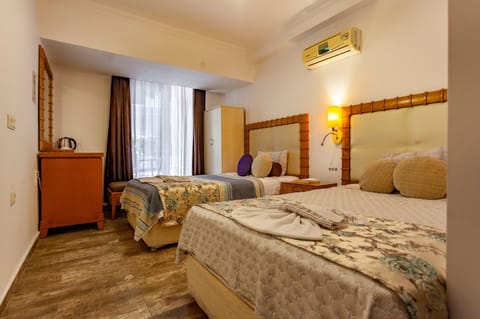 Standard Twin Room | Minibar, in-room safe, free WiFi, bed sheets