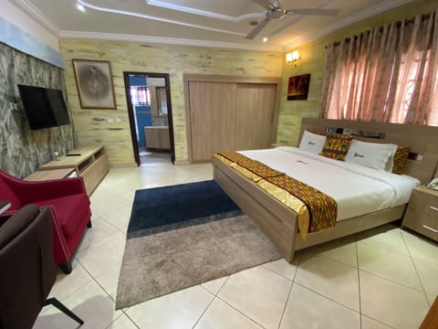 Premier Double Room, 1 King Bed, Private Bathroom, Pool View | Premium bedding, pillowtop beds, minibar, in-room safe