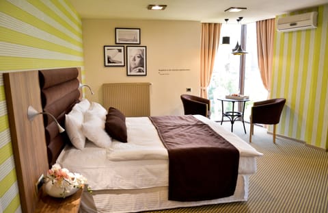 Suite | Select Comfort beds, minibar, in-room safe, desk