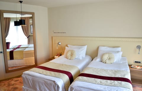 Standard Twin Room, 2 Twin Beds | Select Comfort beds, minibar, in-room safe, desk
