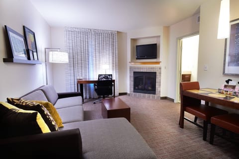 Suite, 1 Bedroom | Desk, blackout drapes, iron/ironing board, free cribs/infant beds