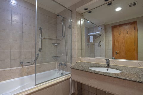 Combined shower/tub, free toiletries, hair dryer, bathrobes