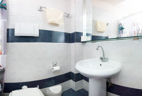 Superior Double or Twin Room, Sea View | Bathroom | Shower, free toiletries, hair dryer, towels